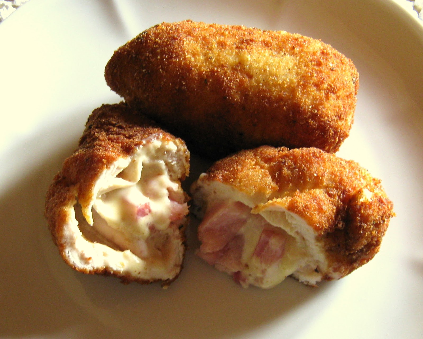italian cooking Involtini di pollo fritti con pancetta e formaggio
