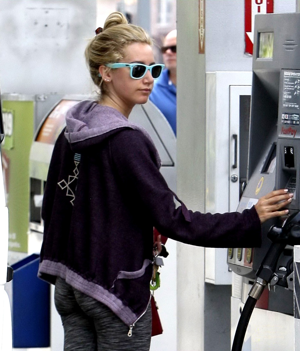 http://2.bp.blogspot.com/-OrdQ6NsyAKA/TkXFYet5keI/AAAAAAAAWm4/ct2jL8Bcz48/s1600/Ashley-Tisdale-Hot-Ass-Pumping-Gas-In-LA-10.jpg