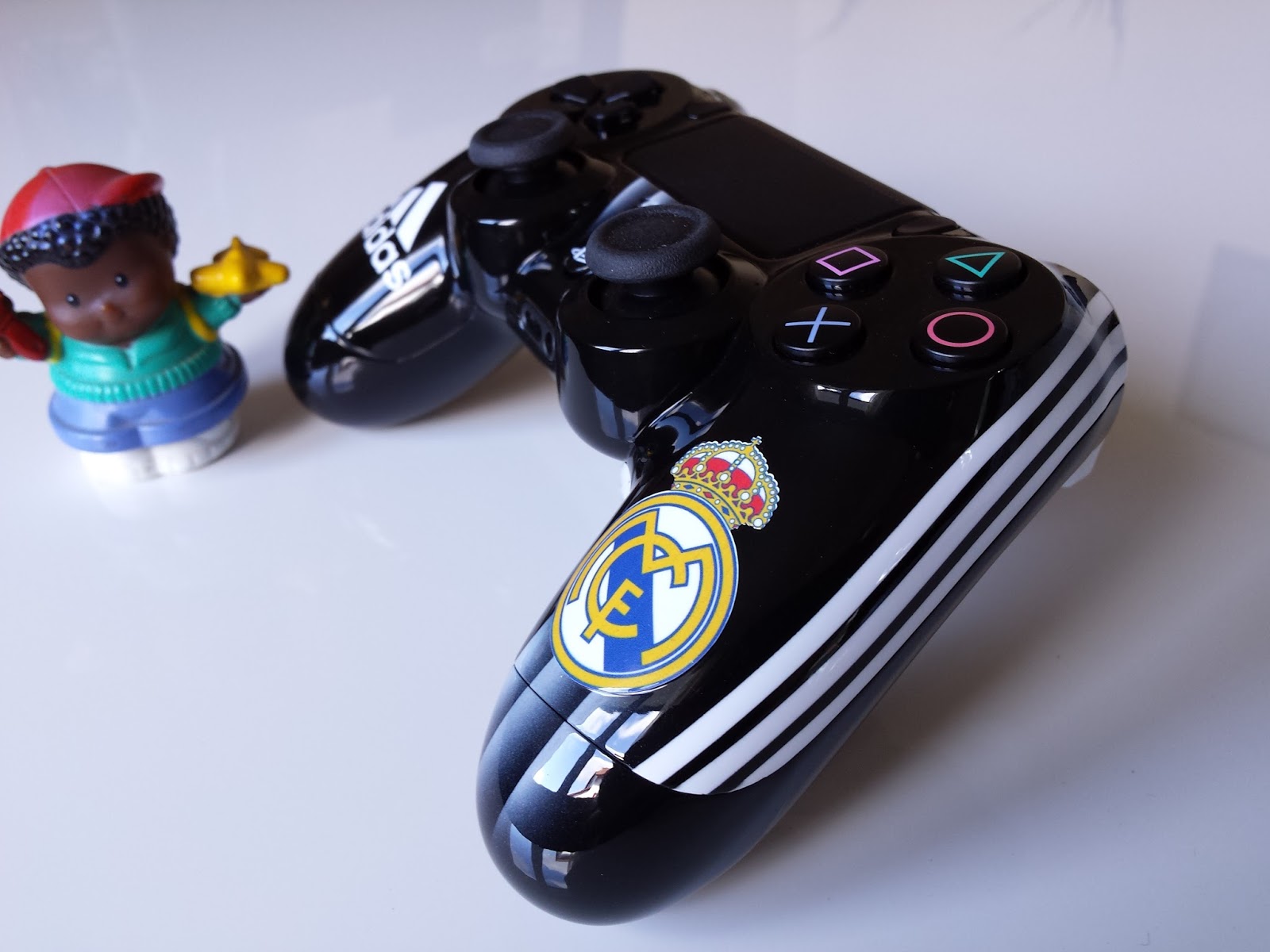 Custom's 64 spécialiste Aérographie, peinture custom, PS4, XBOX ONE