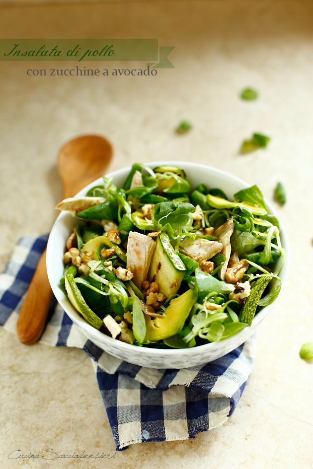 Insalata di pollo, zucchine e avocado