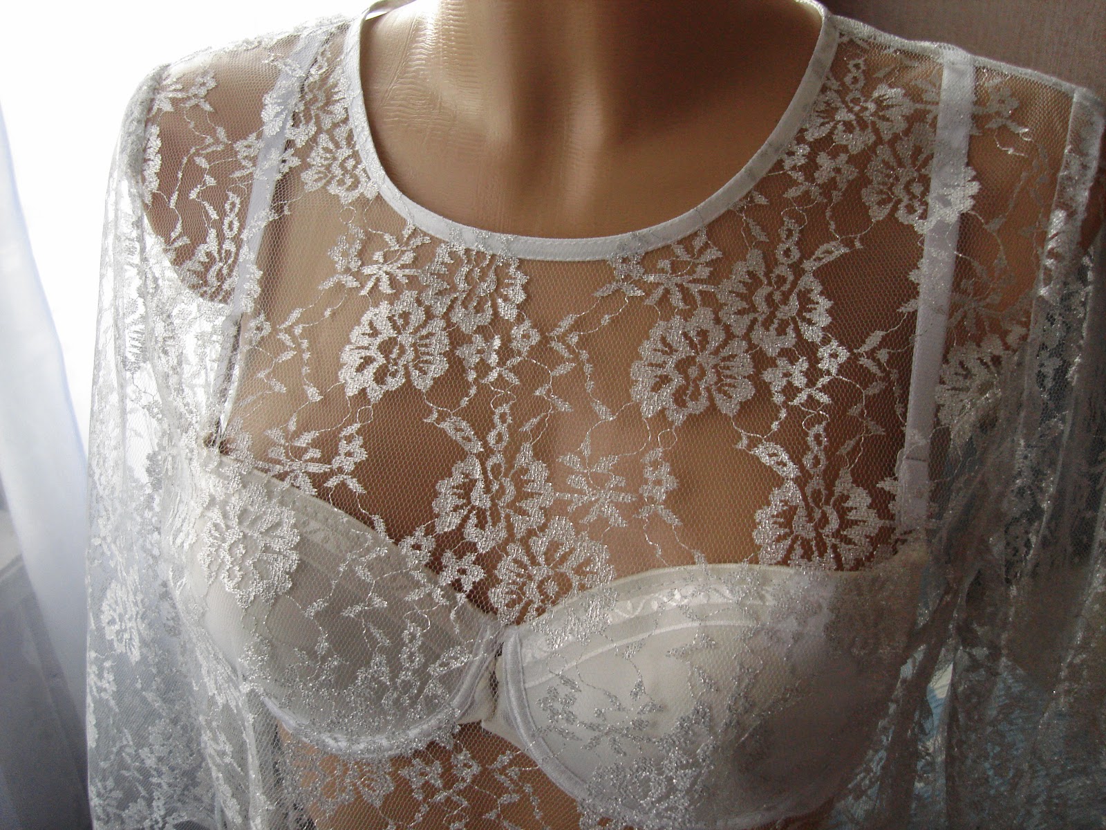 Как пришить кружева на блузке