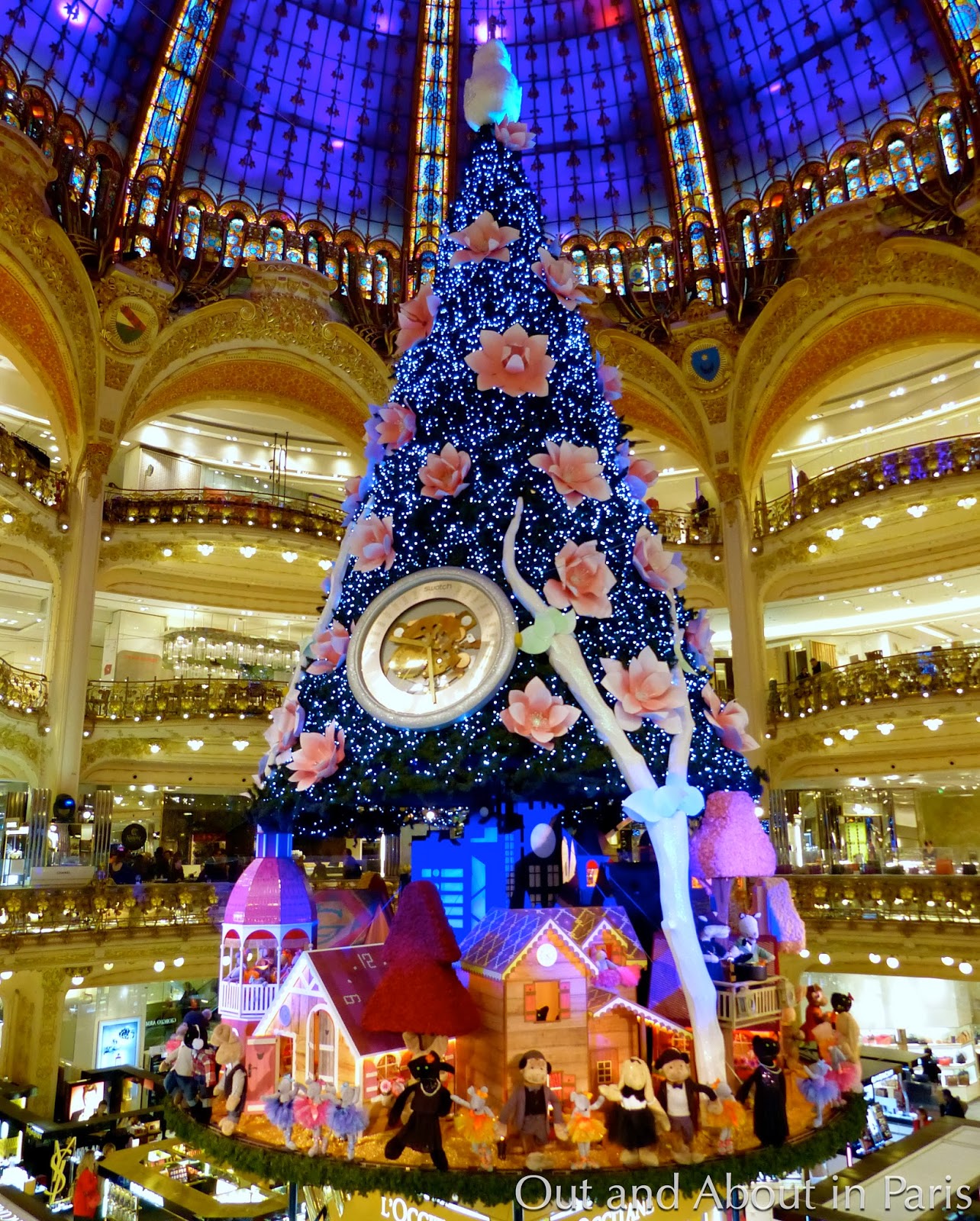 Tick-Tock  It's time for Christmas! Léa Seydoux and André Dussollier  unveil animated Christmas windows at Galeries Lafayette
