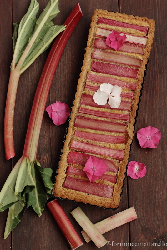 Crostata di frolla al mascarpone con rabarbaro e crema di mandorle