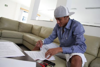 Neymar renovó su contrato con el Santos hasta el 2014
