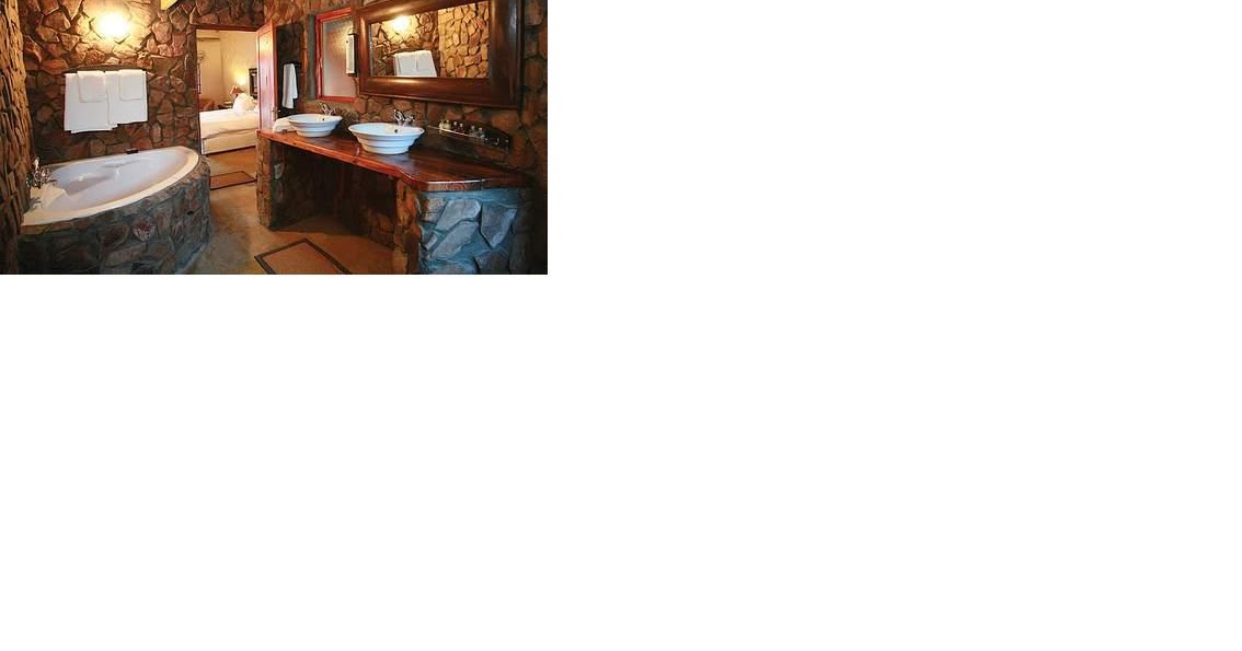 Baños Modernos: baño con piedra en muros