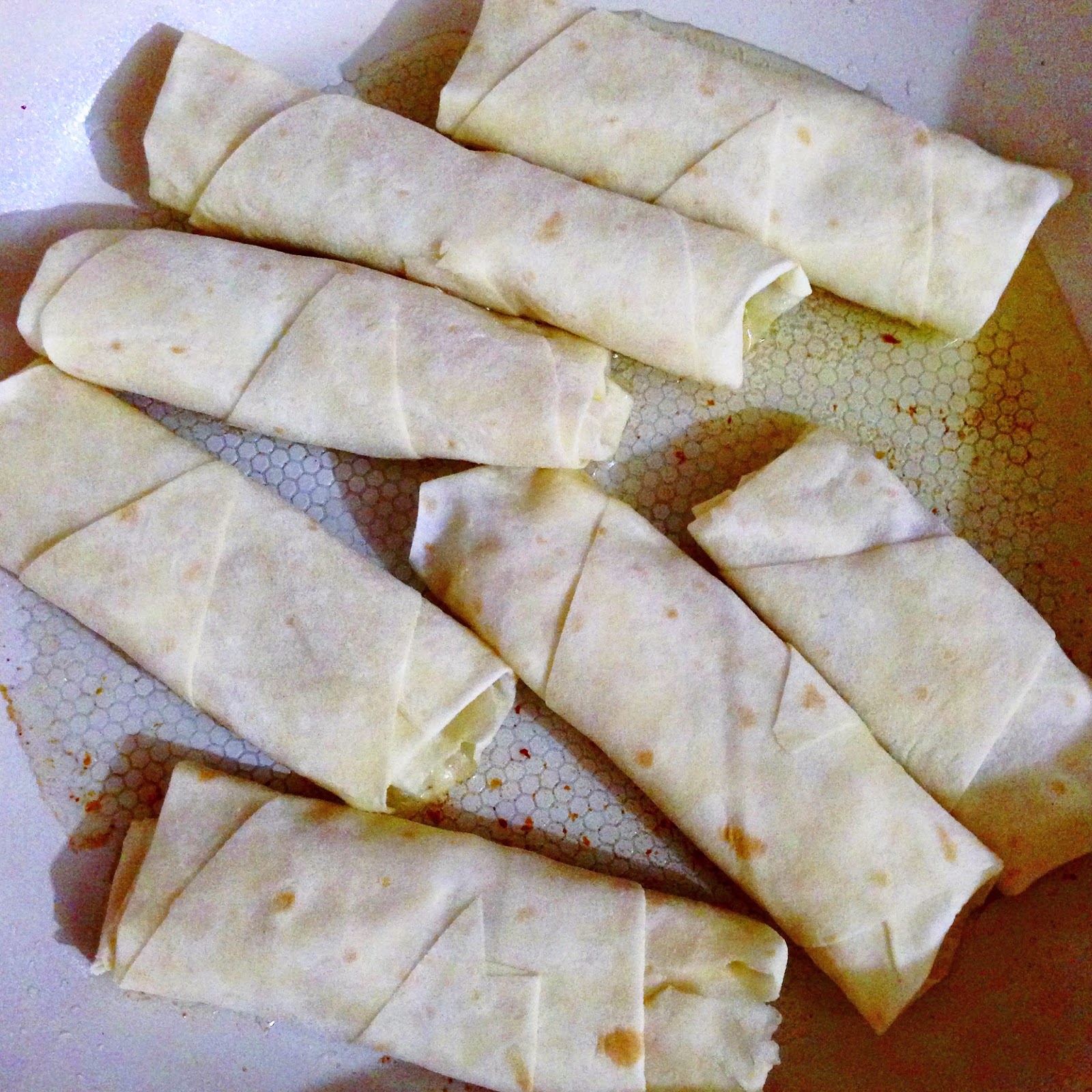 Özen�in mutfağından Özen�li tarifler ) Salamlı ve kaşarlı sigara böreği