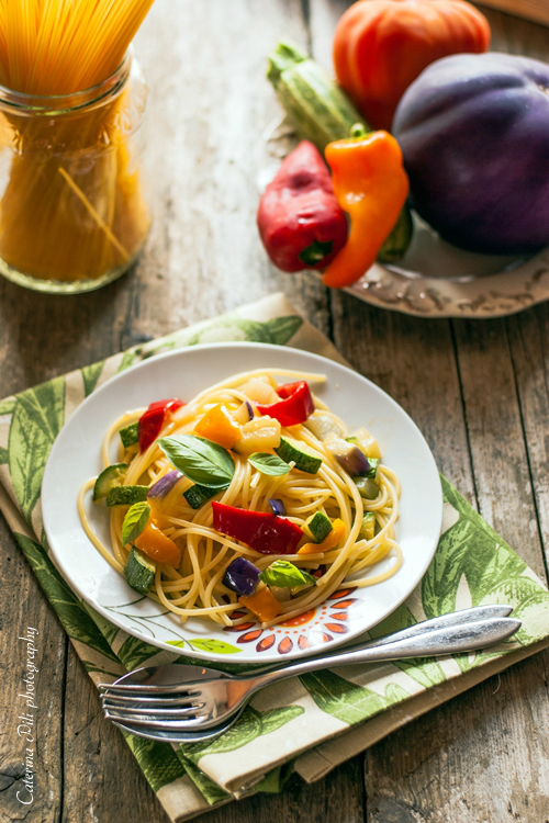 Spaghetti di mais con verdure croccanti ricetta light senza glutine Spaghetti di mais con verdure croccanti ricetta light senza glutine