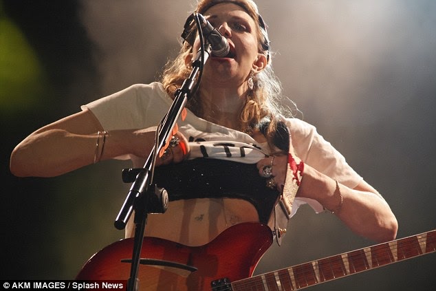 Courtney Love Goes Topless at Brazils SWU Festival (VIDEO 