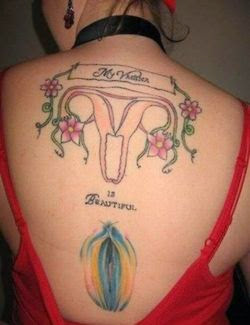 mujer se tatua trompas de falopio y vagina en toda la espalda