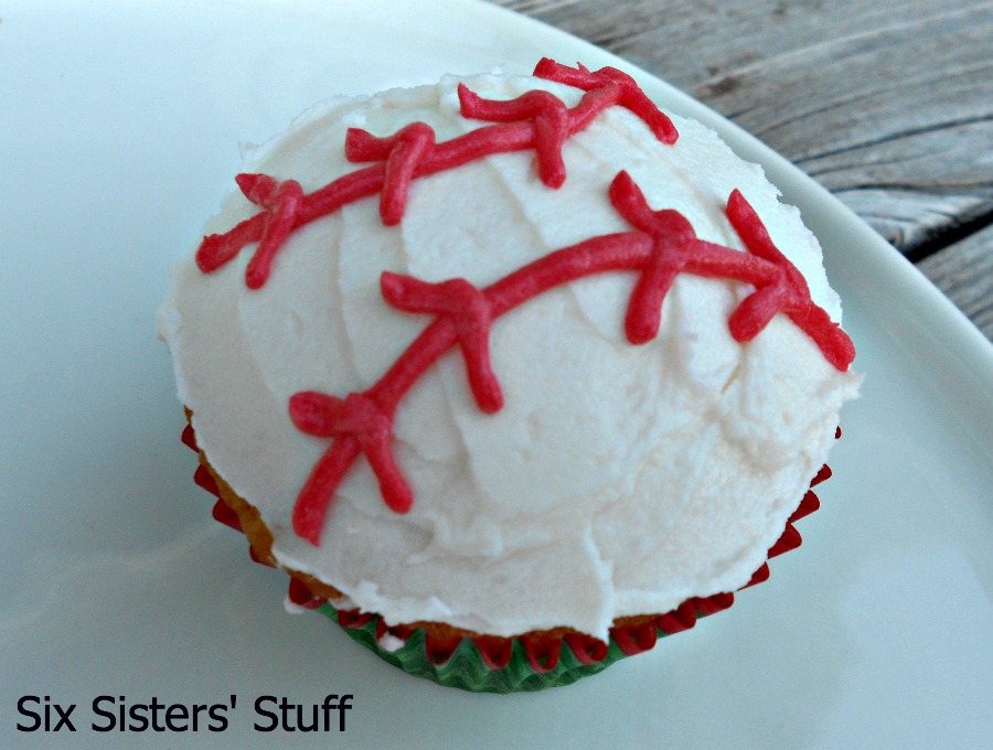 Home Run Baseball Cupcakes (and a cake mix secret) / Six Sisters' Stuff