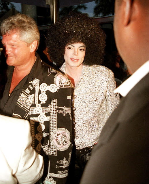 Michael Jackson na festa de aniversário para Al Malnik | 14 de Junho de 2003  Michael+Jackson+At+a+birthday+party+for+Al+Malnik+at+The+Forge+in+Miami+14+june+2004+%284%29