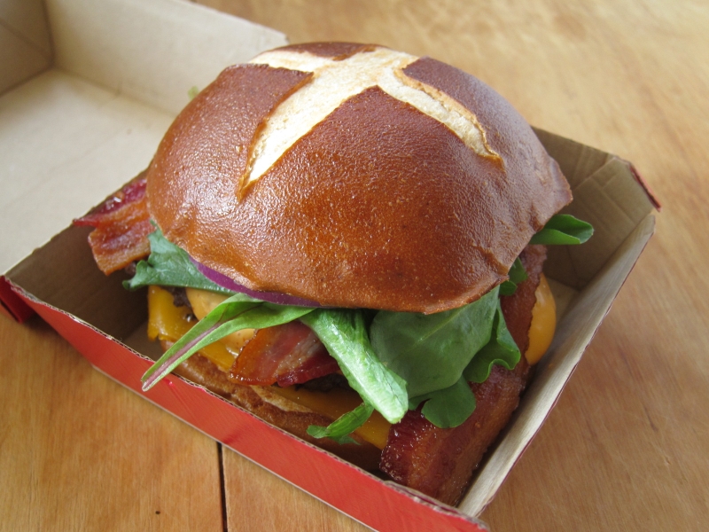 Review Wendy's Pretzel Bacon Cheeseburger Brand Eating