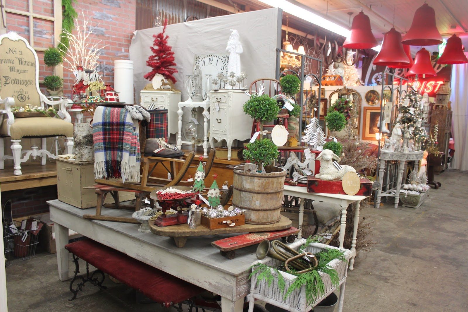 Monticello Antique Marketplace Holiday Shopping Continues at Monticello...