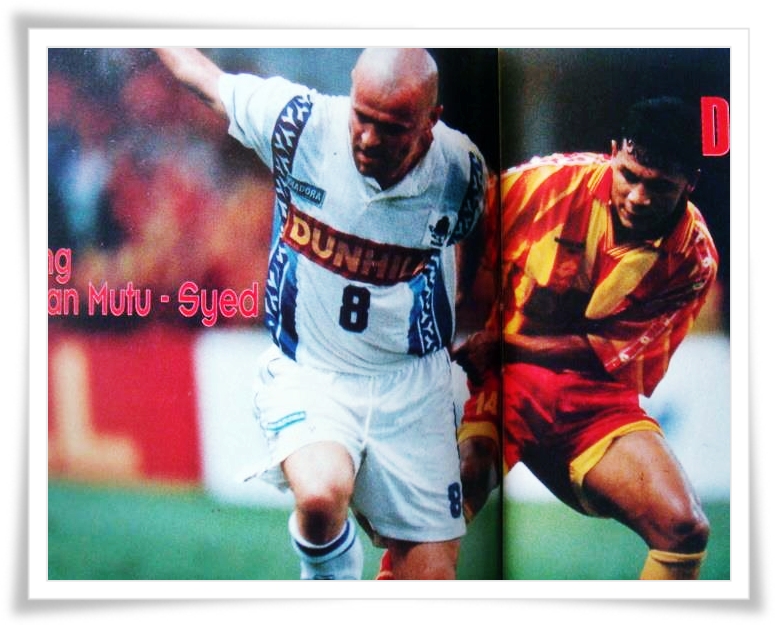 1997: Asmawi Bakiri cuba mengekang asakan Zolst Bucs, yang pernah