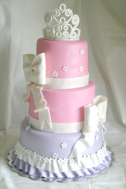 Gold Crown Iced Christmas Cake Gold Crown Iced Christmas Cake