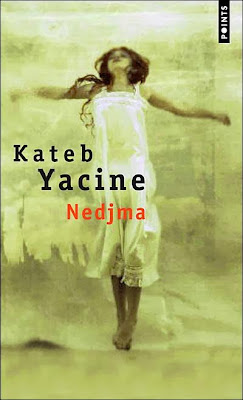 Livre : Nedjma, de Kateb Yacine – À lire ou jamais ! Livre : Nedjma, de Kateb Yacine – À lire ou jamais ! Le livre, écrit en français par un Algérien , qui peut apparaître comme un roman de la colonie , et donc inévitablement controversée. C'est ce que nous imaginons première lecture Nedjma depuis écrites de nombreuses scènes nous montrent le racisme presque tous les jours entre colonisateurs et colonisés , et la répression contre les militants indépendance de l'Algérie . Cependant, Kateb Yacine question à n'importe quel moment dans son livre un message militant. Plus de contrer la colonisation, Kateb Yacine plutôt la question de la survie d'une nation encore un autre de l'identité de l'appropriation nationale . En gros, comment l'Algérie ne peut être construit si nous essayons de fixer le modèle français ? Certains symboles puissants semblent refléter aussi cette difficulté : l'un des personnages , le pèlerinage débutera en criant « ma mère Jeanne d'Arc. " C'est un vieil homme proche de la mort , comment peut-il trouver «son» histoire dans l'histoire française ? Deuxièmement, le maître d'école est le français, tandis que les plus jeunes parlent toujours arabe. Ce «langage de l'extérieur, « les Français , évidemment bouleversé leur « langage intérieur », ils parlent l'arabe avec leurs familles. Peu à peu , les enfants sont confrontés à favoriser l'un ou l' autre culture : celle du colon , ou de leurs familles. Un sentiment plutôt troublant quand vous êtes dix ans. Kateb Yacine essayer donc de transmettre l'idée d'une nation qui veut construire , mais , paradoxalement, d'être entendu, permet de copier le modèle de celle qui envahit . Preuve en est le même roman : Nedjma est l'un des premiers romans algériens en français. Auparavant, il n'y avait pas de véritable tradition romantique en Algérie. Kateb Yacine utilise donc ce langage " romantique" ( le roman est né depuis plusieurs siècles en France ) pour écrire une narration du livre profondément algérien et l'organisation des chapitres ne ressemblait en rien à la narration européenne