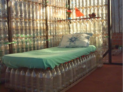 ECOMANIA BLOG: Instalaciones con Botellas de Plástico