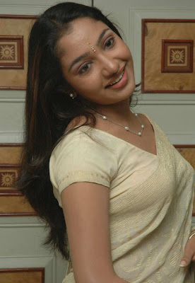 Tamil Actress Maya Unni in Saree Photos