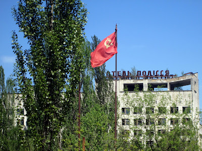 Bandera y edificios Soviéticos