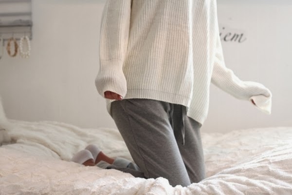 Mulher de moletom na cama desleixo, descanso