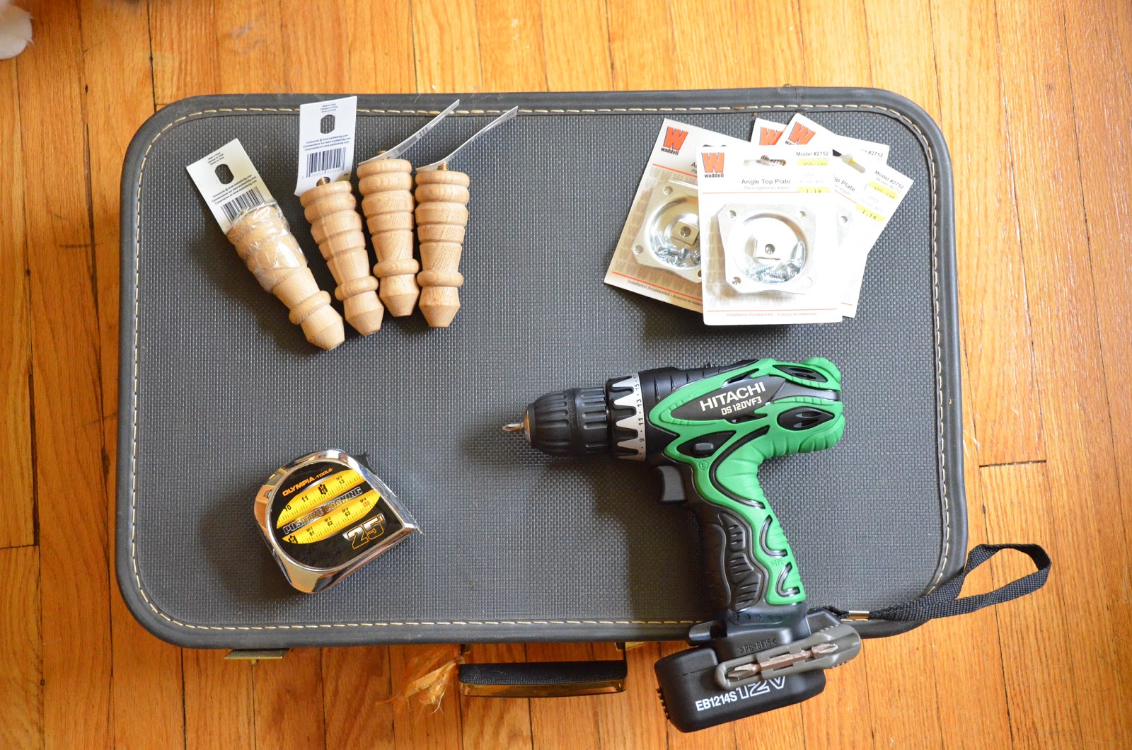 Hello There Handmade DIY Blog 15 Minute DIY Vintage Suitcase Coffee Table