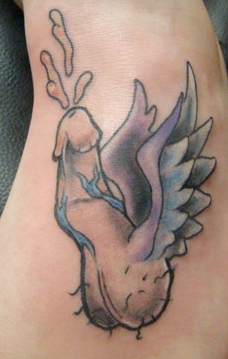 tatuaje de un pene con alas eyaculando.