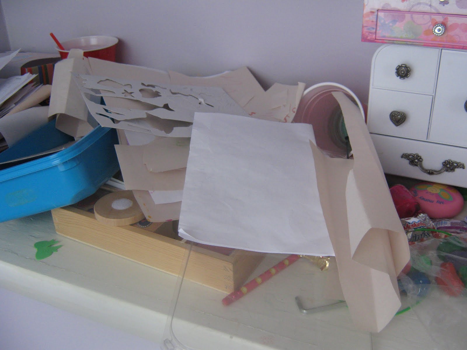 Home Made Modern: Clothesline Art Display