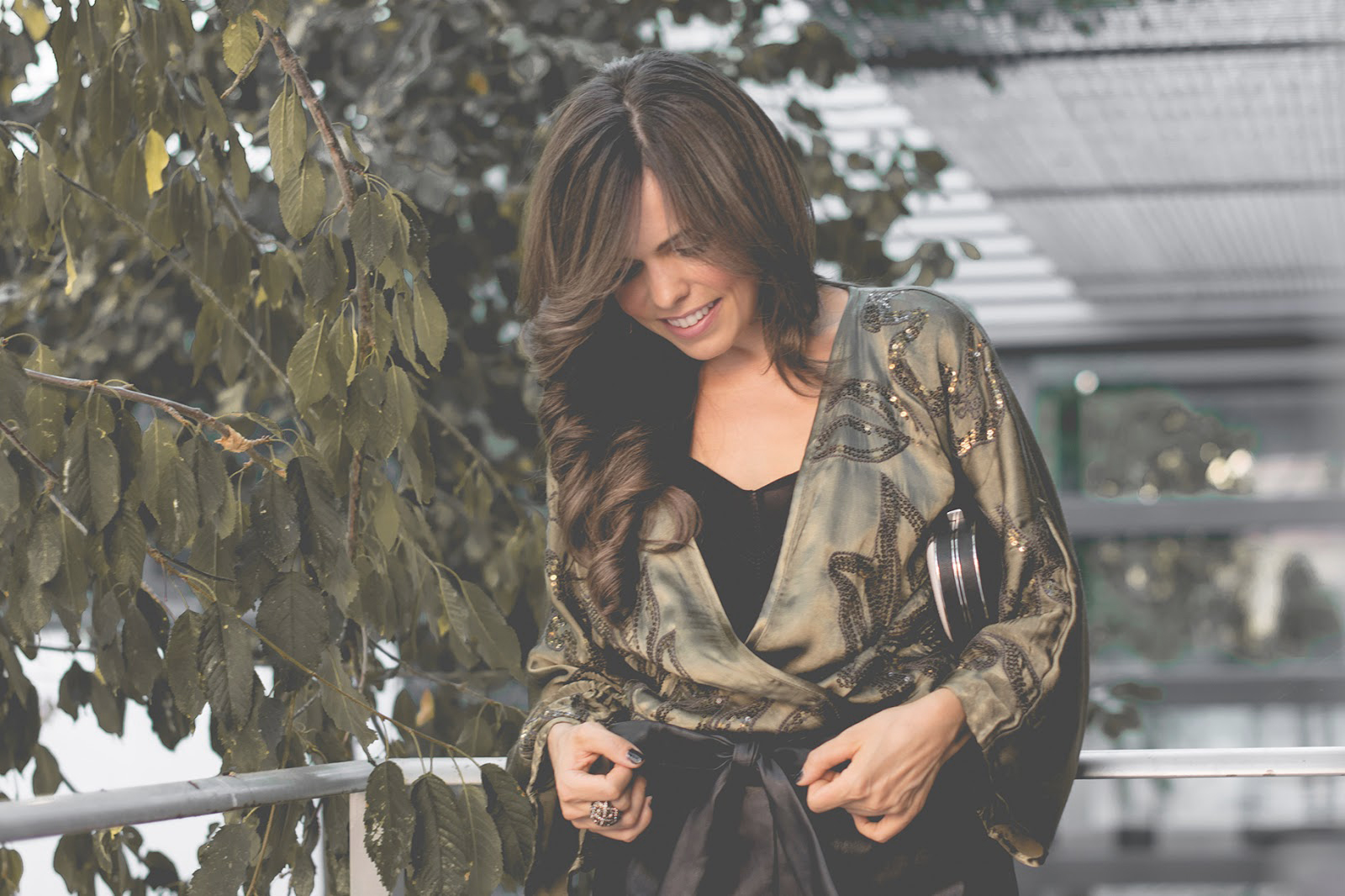 Look de noche con kimono de Mango y shorts de cuero de Zara