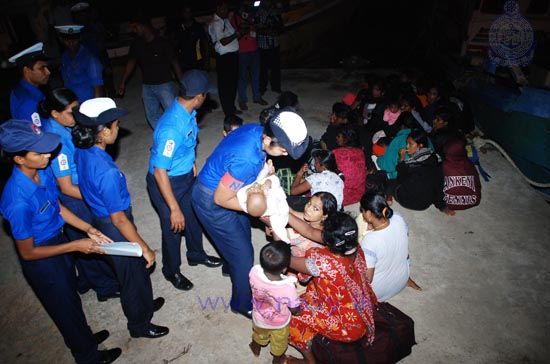 sl+navy+captured+111+illegal+refugee+2.j