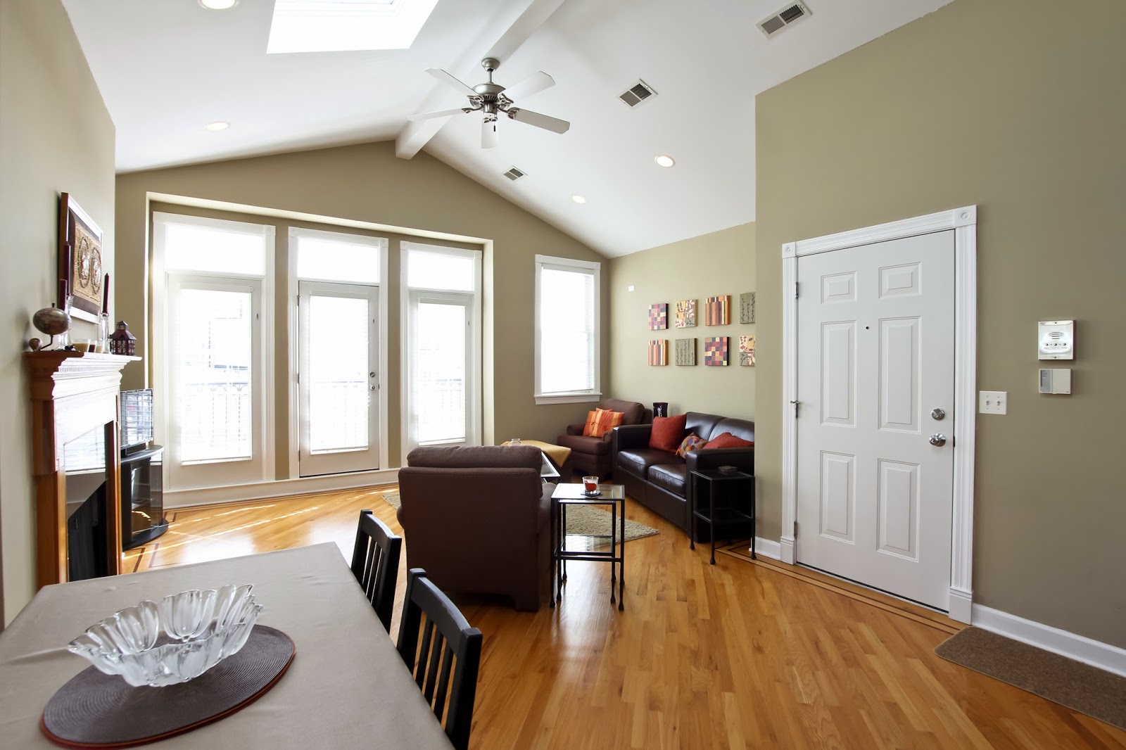 The Chicago Real Estate Local For Sale! Top floor super sunny condo