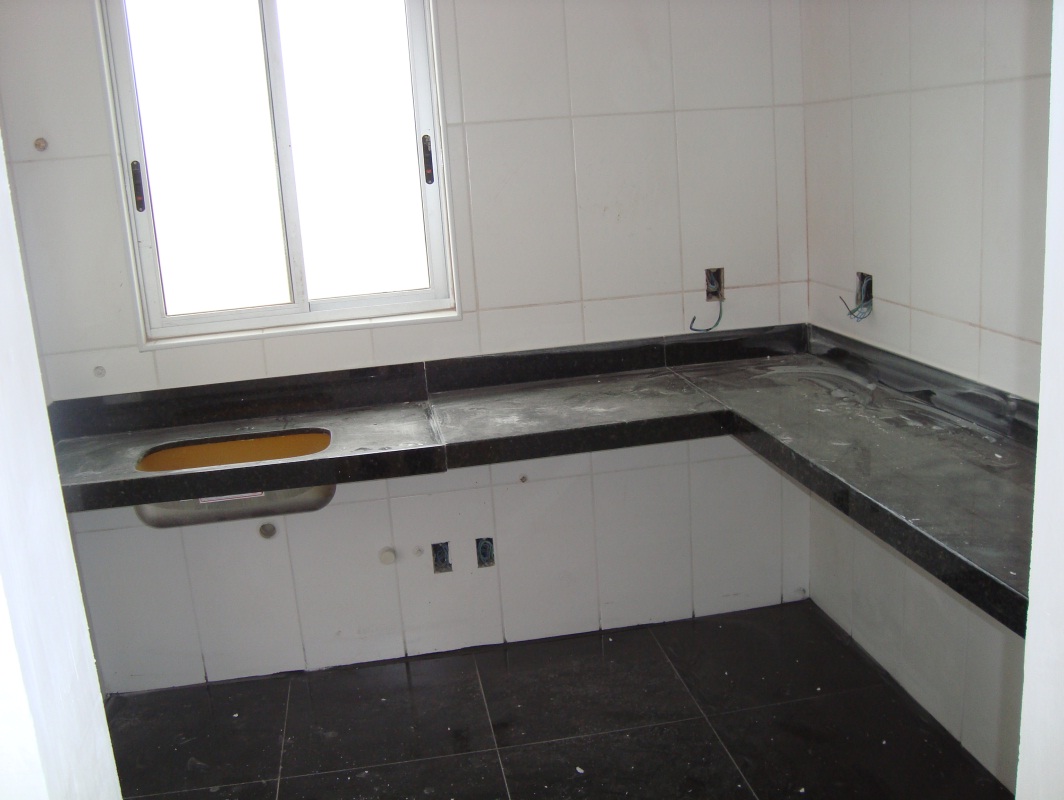 #6B4F2D Piso da cozinha em porcelanato preto e bancada em L. 1064x800 px Bancada Cozinha Americana Porcelanato #1291 imagens
