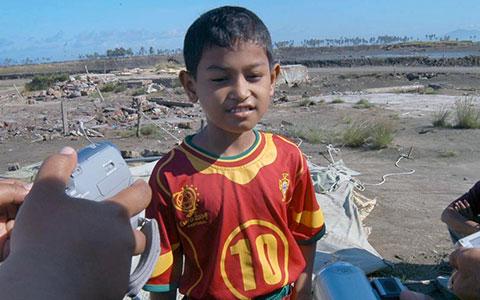 Martunis kecil saat ditemukan selamat dari tsunami Aceh 2004.