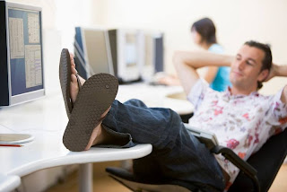 Homem usando chinelo de dedo - Pés Masculinos