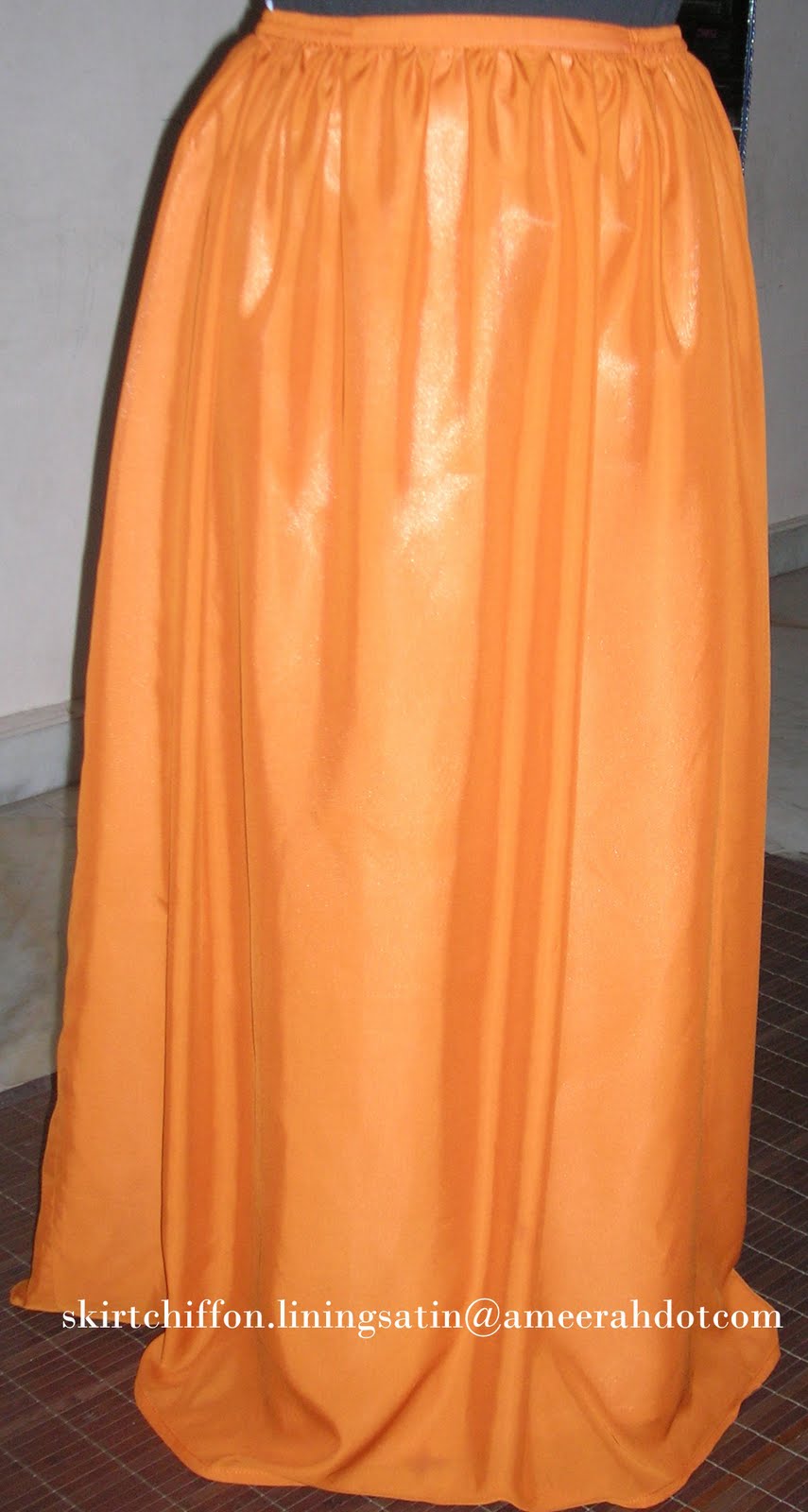 Sehelai skirt : 2 meter kain chiffon, 2 meter kain satin.