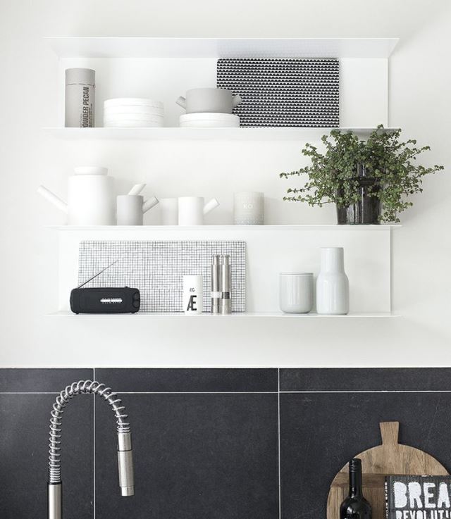 Estantes a la vista en la cocina . La Garbatella diseño de interiores