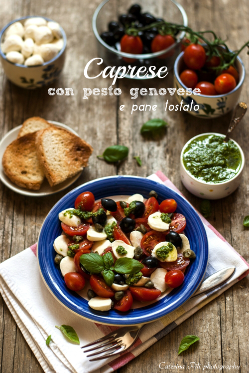Caprese con pesto genovese e pane tostato Caprese con pesto genovese e pane tostato