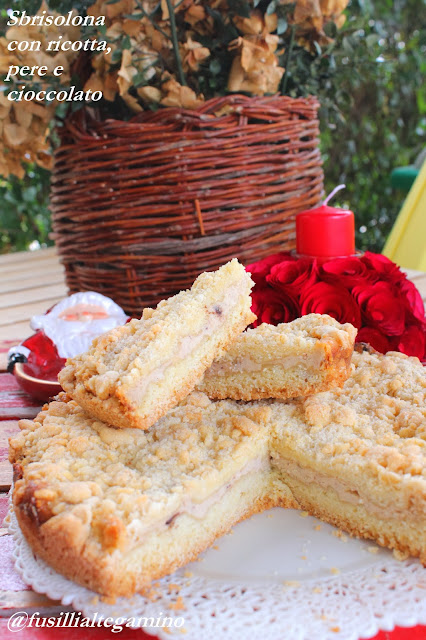 sbrisolona con ricotta, pere e cioccolato aromatizzata al caffè