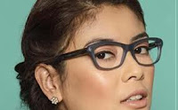 Cantik Dengan Menggunakan Kacamata Cantik Dengan Menggunakan Kacamata