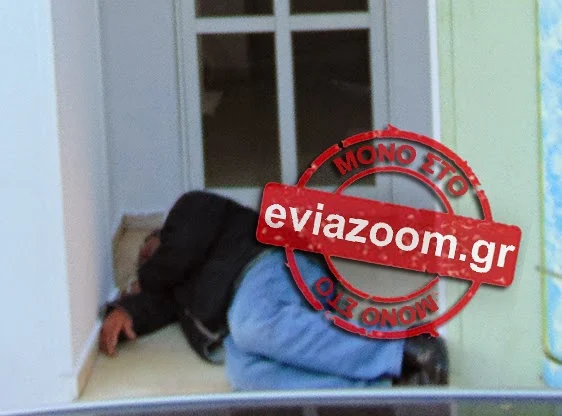 Χαλκίδα: Άστεγος κοιμάται σε είσοδο πολυκατοικίας (ΦΩΤΟ)