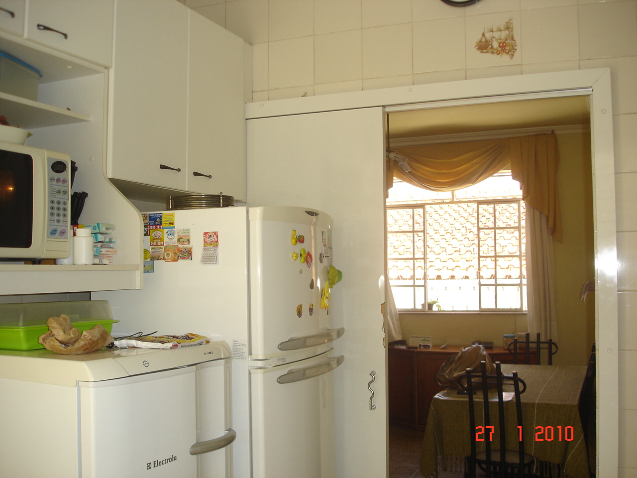 #B12E1A Verde da Antigua. Os armários são de MDF branco com os puxadores de 1280x960 px Casas Bahia Armario De Cozinha Verde E Branco #1667 imagens