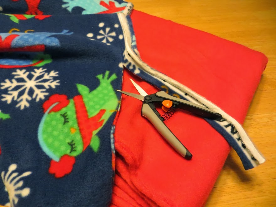 As the World Purrs How to make a Fleece Cat Bed