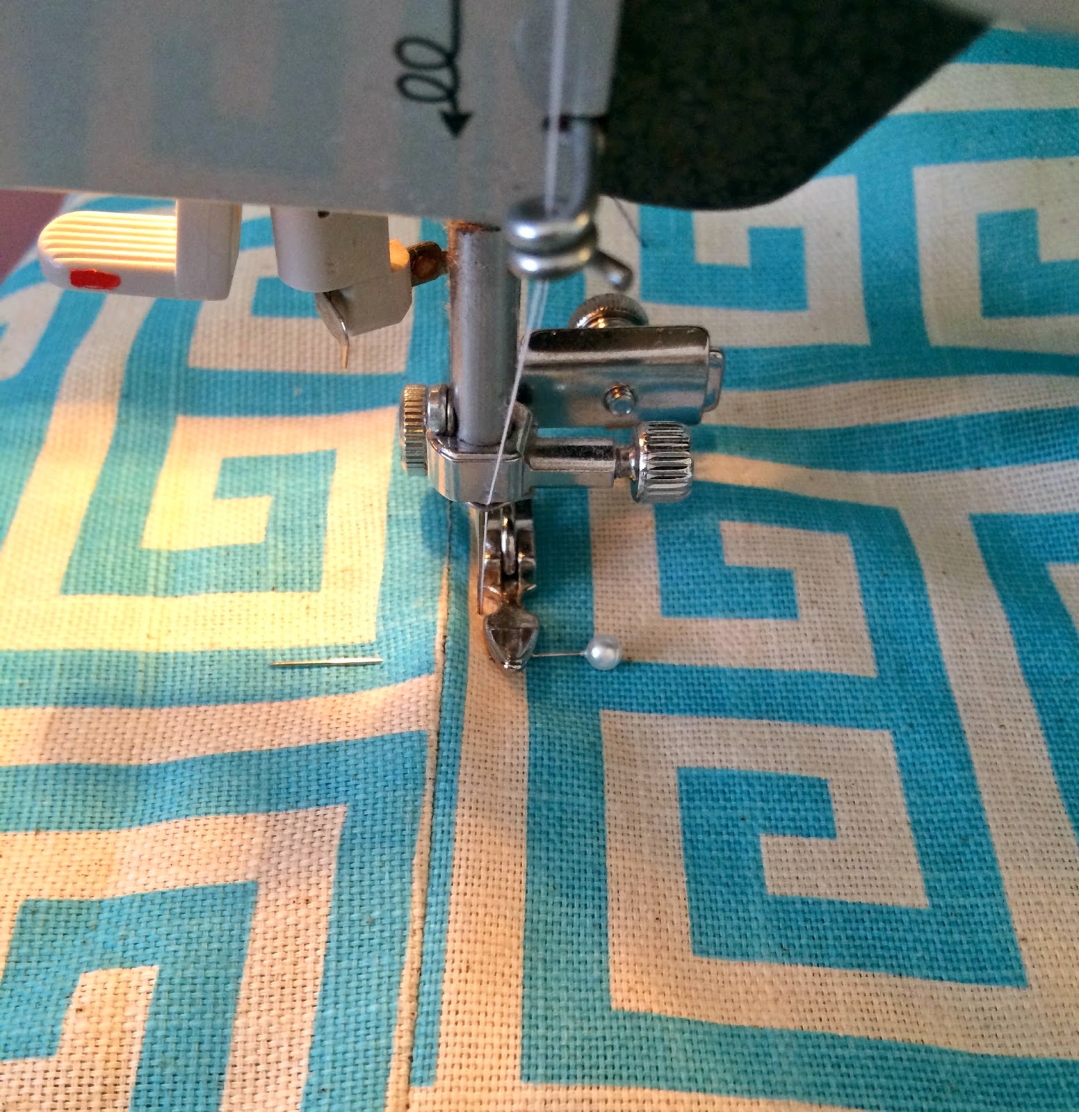 E. Olsen Designs Pillow Sham with a Zipper Tutorial