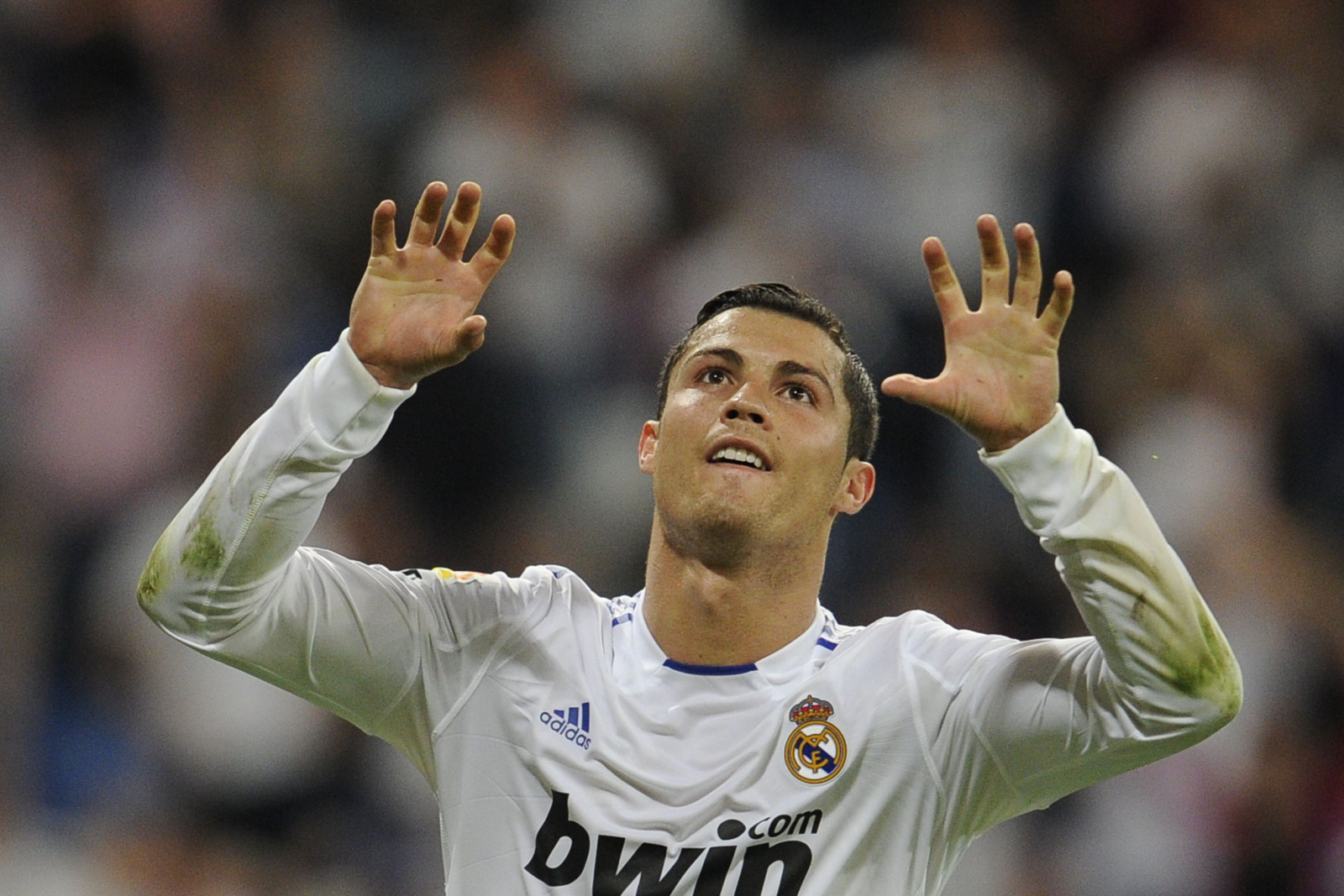 http://2.bp.blogspot.com/-PZB1qtR5zts/TnfSI_cac4I/AAAAAAAABME/KP7JuAzQSLI/s1600/cristiano_ronaldo_real_madrid_white_form_Wallpapers_Vvallpaper.net.jpg