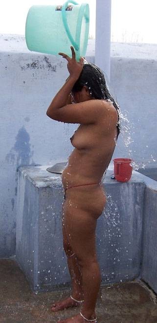 Indian Nude Aunty Bathing