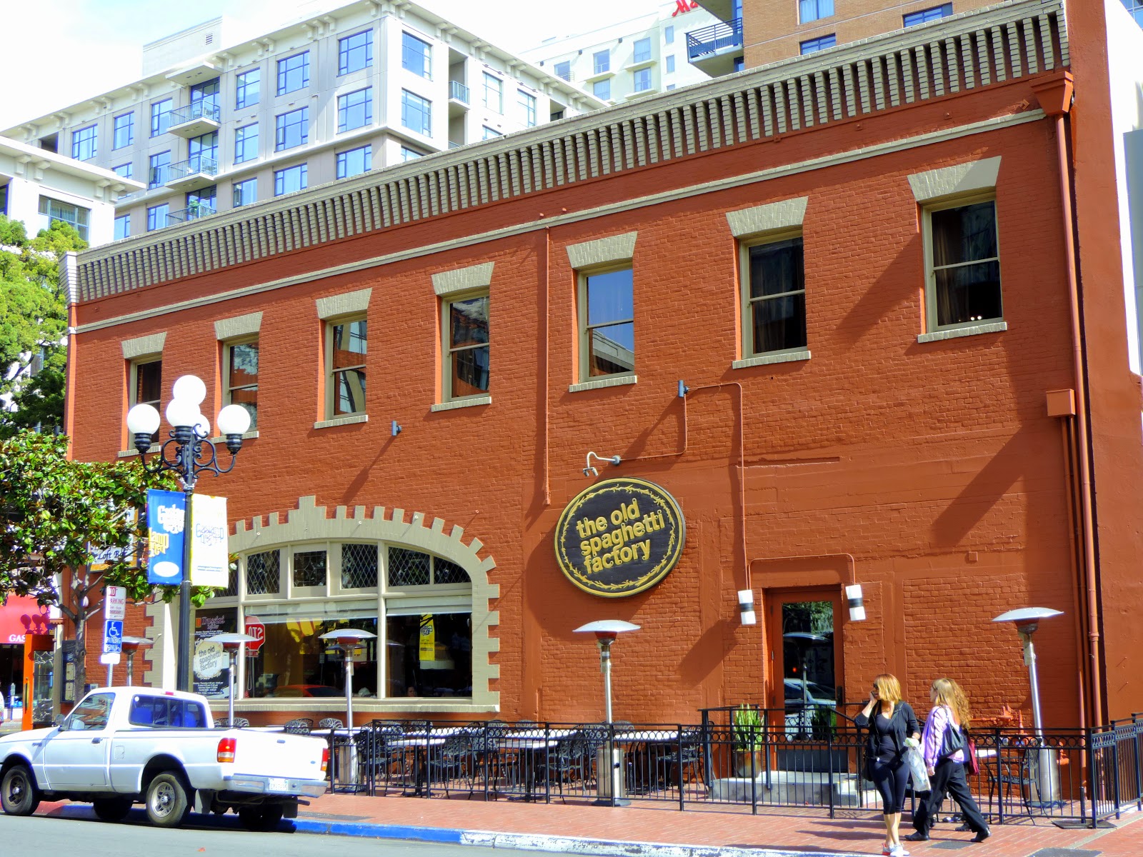 casquito05 THE OLD SPAGHETTI FACTORY, SAN DIEGO, CA.