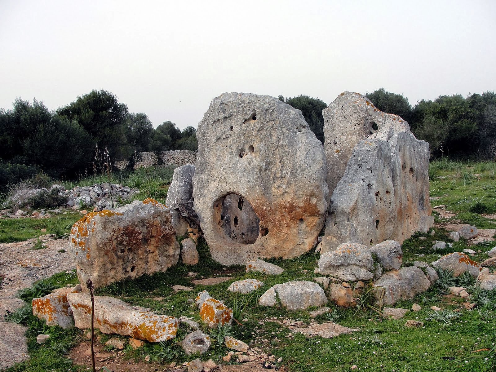 DOLMEN - SEPULCRE MEGALÍTIC