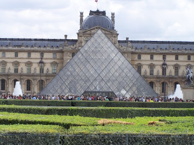 La pyramide du Musée du Louvre La pyramide du Musée du Louvre