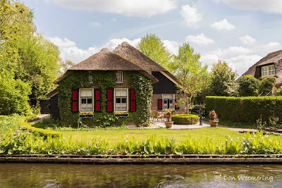 Giethoorn — The Dutch Village With No Roads Can you imagine a village with no roads? There is such a place in the Netherlands called Giethoorn (pronounced 'geethorn'). There are no roads and cars have to remain outside the village. The only access to the stunningly lovely houses in Giethoorn is by water, or on foot over tiny individual wooden bridges.