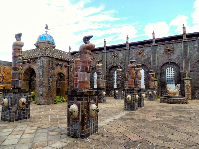 Templo Central, na área externa da Oficina Brennand