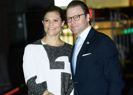 Carl Gustaf , la Reine Silvia , la Princesse Victoria , le Prince Daniel , le Prince Carl-Philip et Sofia Hellqvist ont assisté à un concert pour cloturer la journée de l'Ouverture du Riksdag , le Parlement suédois.  Victoria portait un haut By Malene Birger et Sofia portait une robe Roland Mouret.